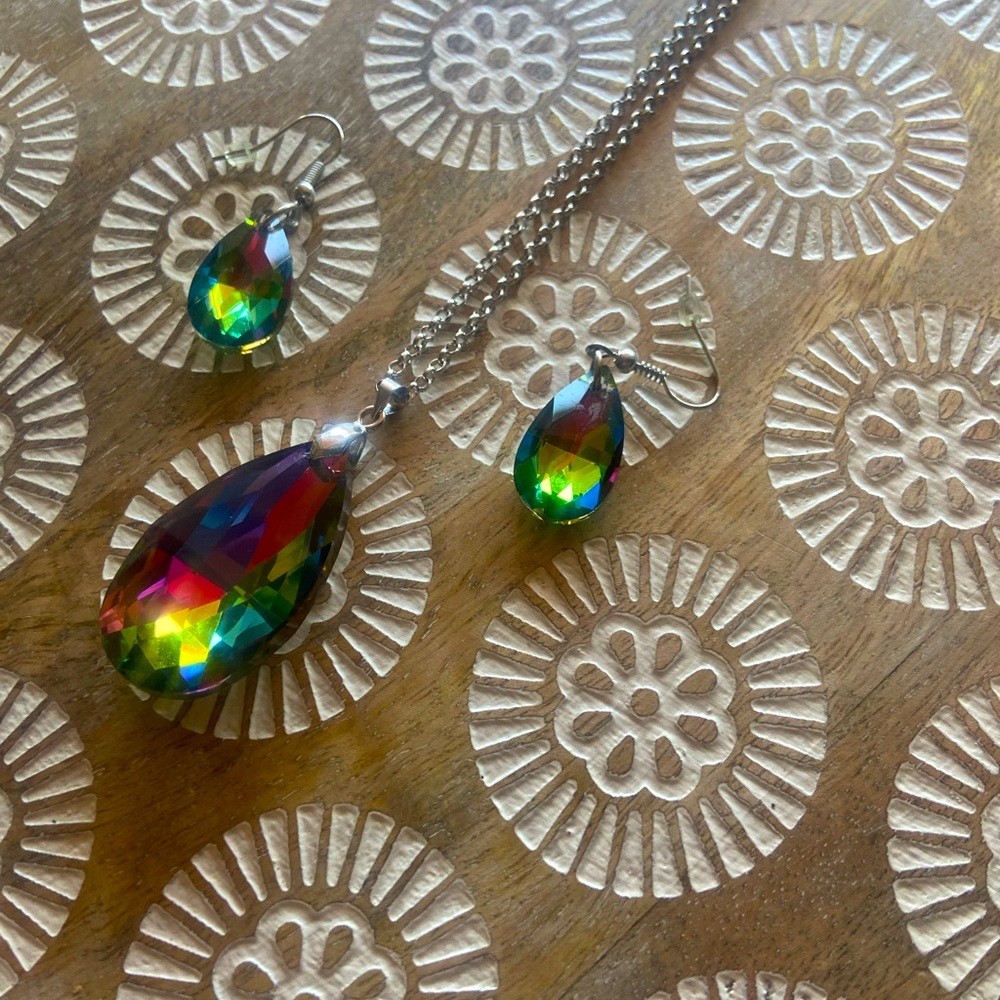 Multi colored necklace set
